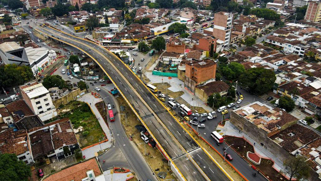 QuinteroCalle's tweet photo. En tiempo récord: Dos meses antes de lo previsto habilitamos el paso vehicular del puente elevado del intercambio vial de Colombia con la 80. La obra avanza en un 97%. https://t.co/rKBFrn33Xn
