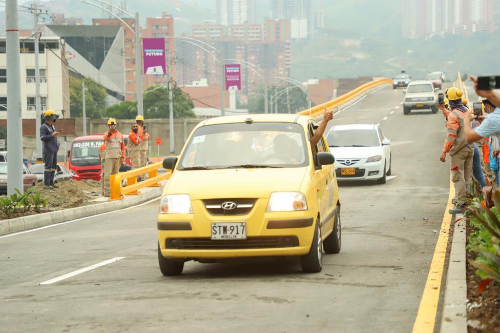 QuinteroCalle's tweet photo. En tiempo récord: Dos meses antes de lo previsto habilitamos el paso vehicular del puente elevado del intercambio vial de Colombia con la 80. La obra avanza en un 97%. https://t.co/rKBFrn33Xn
