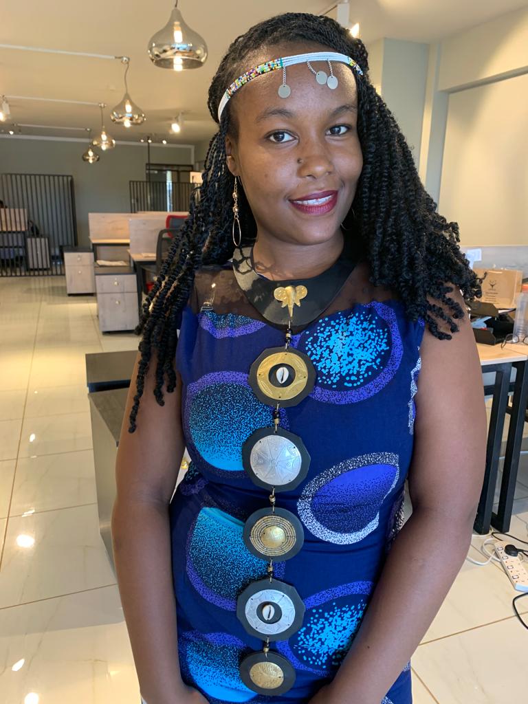 OsekoLaw's tweet photo. Lilian pays tribute to the coastal people of Kenya by wearing the Kiveli.
Kiveli is an accessory which usually has white,red,blue beads and cowries sewn on cowskin. This is a modernised version of the same. https://t.co/BlBIOc3vMu