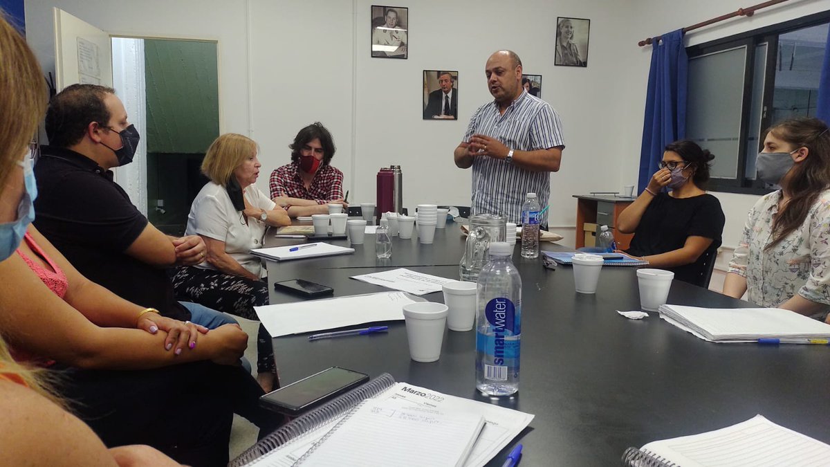 DSLaMatanza's tweet photo. El Secretario @FuscaNicolas encabezó una reunión con Adriana Clemente,docente-investigadora de la carrera de Trabajo Social de la UBA,e investigadores del Centro de Estudio de Ciudad con el objetivo de vincular la academia con el territorio. 
@LaMatanzaMunic @ferespinozaok https://t.co/DtzcaNPJFV