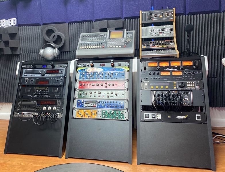 3 x Vision R racks in the studio of <a href="/DjOscarLeal/">Dj Oscar Leal</a>! With its sleek design, 12 ergonomically slanted rack units and the free-airflow construction, this side rack is an option to consider independent of the choice of the desk. bit.ly/37HQEWg #studiofurniture #djlife