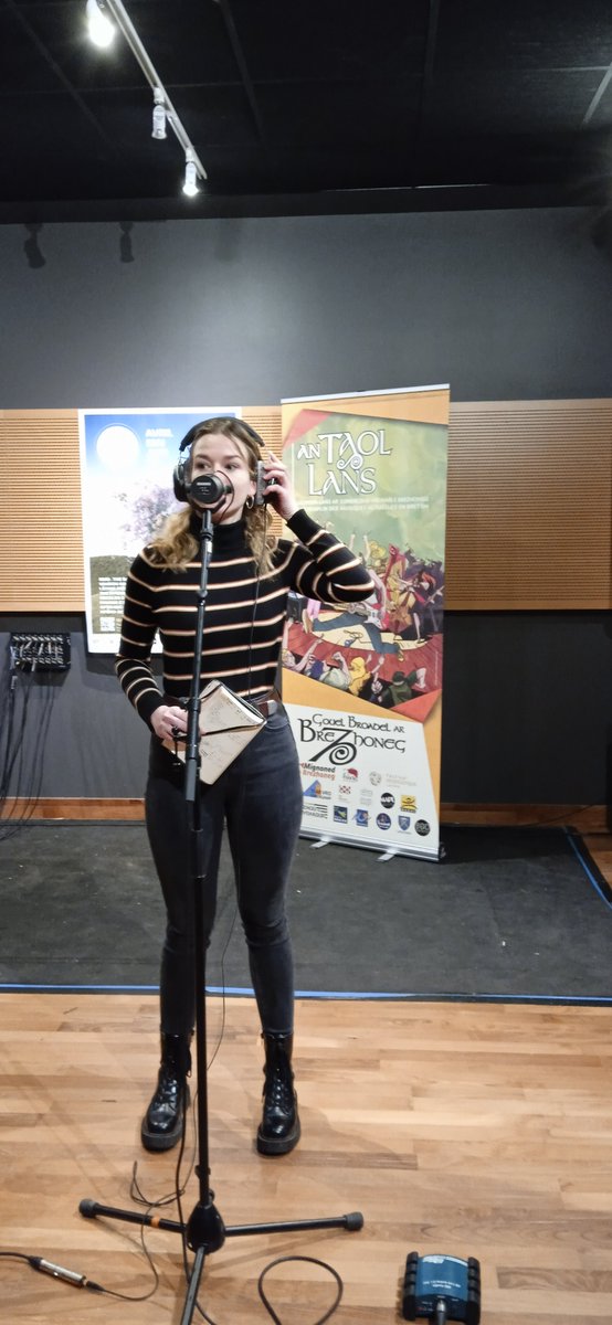 gbbfest's tweet photo. O labourat war sonioù nevez emañ Garlonn, skoazellet gant @BriegGuerveno ha skipailh an Echonova.
🎧🎤🎵
Aujourd'hui Garlonn est à @lechonova pour travailler sur de nouvelles chansons, avec l'aide précieuse de Brieg Guerveno!
#antaollans #brezhoneg #sonerezh #gbb @GMVagglo https://t.co/BjH5QhYJEZ