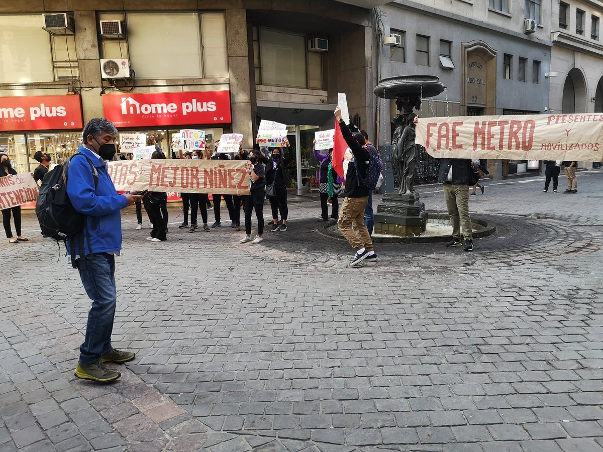 Carlos_Insunza's tweet photo. Los/as trabajadores/as de @MejorNinez protestan en reclamo de condiciones dignas para funcionarios y niñes en los centros de protección.
Meses de denunciar condiciones insalubres y falta de condiciones y materiales, sin respuesta alguna! https://t.co/cHznGo2Do2