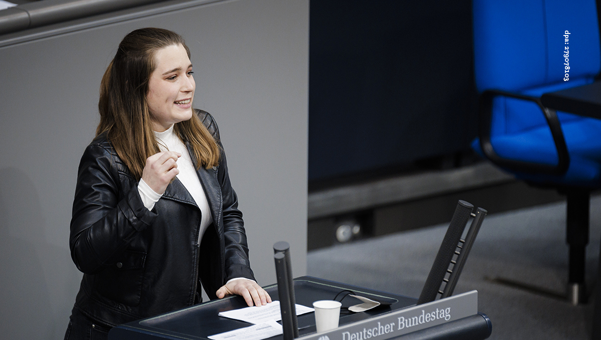 Die Bundestagsabgeordnete Emilia Fester steht am Redepult des Deutschen Bundestags.
