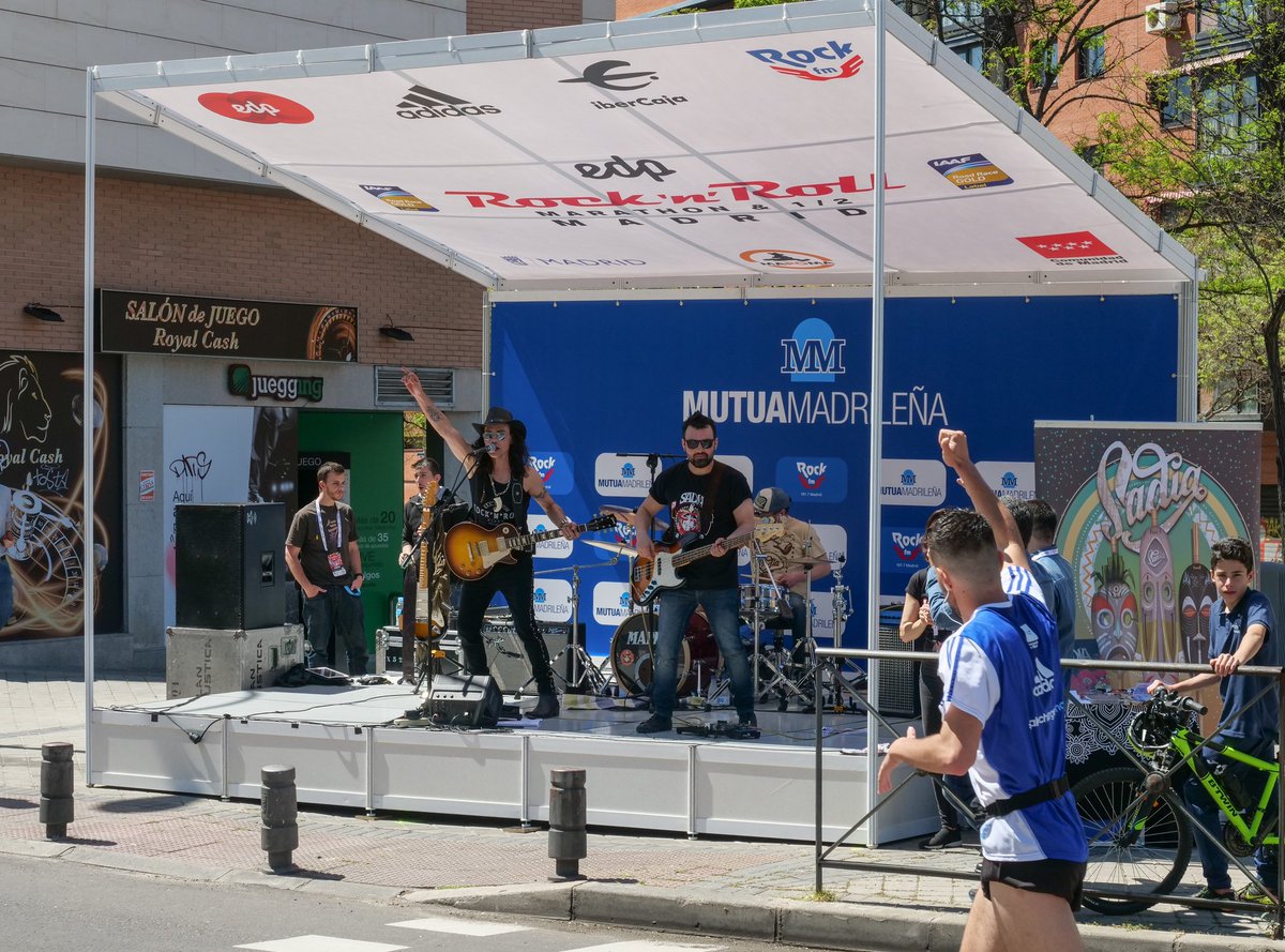RNRmadmaraton's tweet photo. En esta 43ª edición recuperamos nuestras bandas de animación a lo largo del recorrido y volveremos a disfrutar de la música de @RockFM_ES

¡Arriba esos cuernos rockeros! 🎸🤟

#RNRMadrid #madridcity #running #zurichmaratones https://t.co/rGcstvVWpP