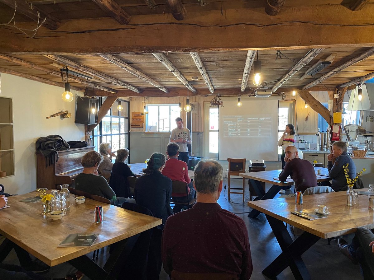 John Melis, akkerbouwer en veehouder in Venhorst, voert combiteelt tarwe, voedererwten en veldbonen. 'Gezond varkensvoer, minder aanvoer soja en ik haal meer van eigen land; win-win-win.' Themadag Boeren met Kennis <a href="/ProeftuinDePeel/">AgroProeftuin de Peel</a> <a href="/RNOB_regio/">RNOB</a> @AgriFoodCapital <a href="/ZLTO/">ZLTO</a> <a href="/Brabant/">Provincie Noord-Brabant</a>