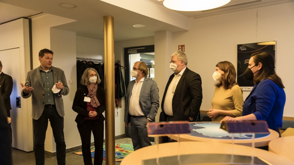GFZ (@gfz_potsdam) on Twitter photo Übrigens: <a href="/ManjaSchuele/">Manja Schüle</a> kam gestern in Blau-Gelb zu Besuch und legte das gelbe Tuch drinnen ab. Da kam <a href="/annachristmann/">Anna Christmann</a> in Gelb gerade recht! #WeStandWithUkraine Übrigens: <a href="/ManjaSchuele/">Manja Schüle</a> kam gestern in Blau-Gelb zu Besuch und legte das gelbe Tuch drinnen ab. Da kam <a href="/annachristmann/">Anna Christmann</a> in Gelb gerade recht! #WeStandWithUkraine