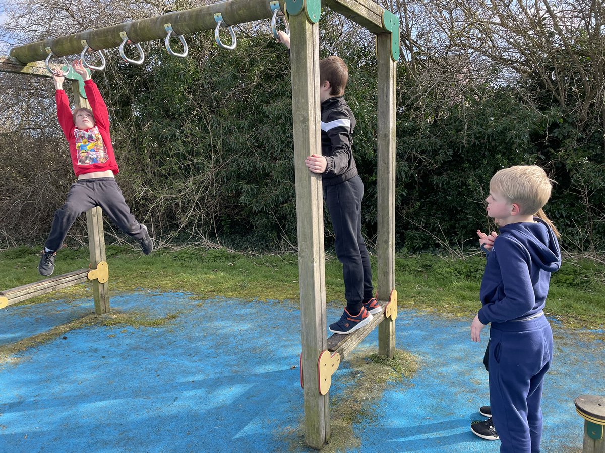 DeanburnPS_P7A's tweet photo. We are loving the #Spring sunshine this afternoon! #TrimTrack #Treat #Friday #Fun #Games #Friendships โ๏ธ๐ท https://t.co/C91LZEPq1a