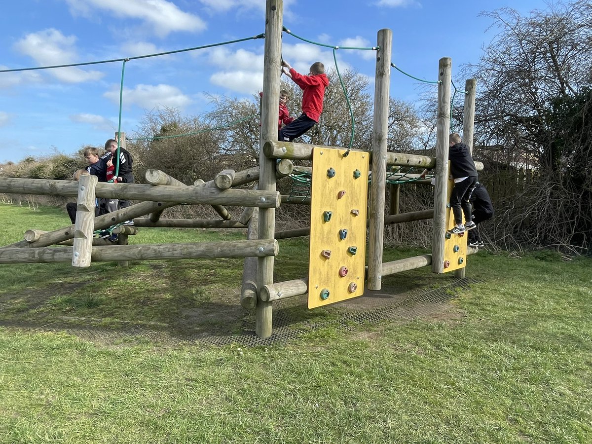 DeanburnPS_P7A's tweet photo. We are loving the #Spring sunshine this afternoon! #TrimTrack #Treat #Friday #Fun #Games #Friendships โ๏ธ๐ท https://t.co/C91LZEPq1a