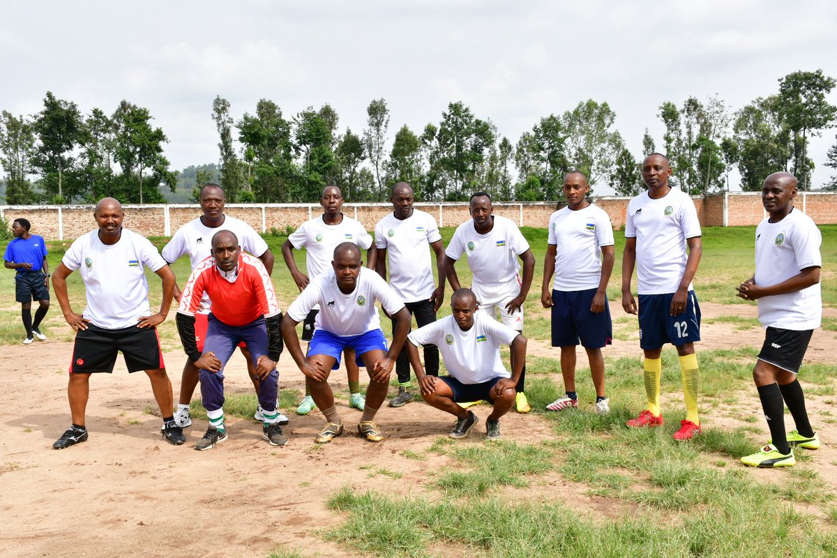 Nyamagabe's tweet photo. Kuri iki gicamunsi, kuri Stade Nyagisenyi, ikipe y'abayobozi n'abakozi b'Akarere ka Nyamagabe irimo irakina umukino w'amaguru n'ikipe y'inzego z'umutekano zikorera mu Karere. https://t.co/FcpZEb4FNr