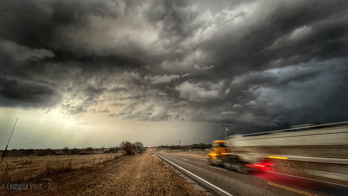 KD5UMO's tweet photo. NE of #Rubottom #ok #okwx #supercell #lpsupercell #stormchase #wx #stormstructure #lightning #purple #wallcloud @dfwchaser 3/17/2022 https://t.co/Mp3WNBD51r