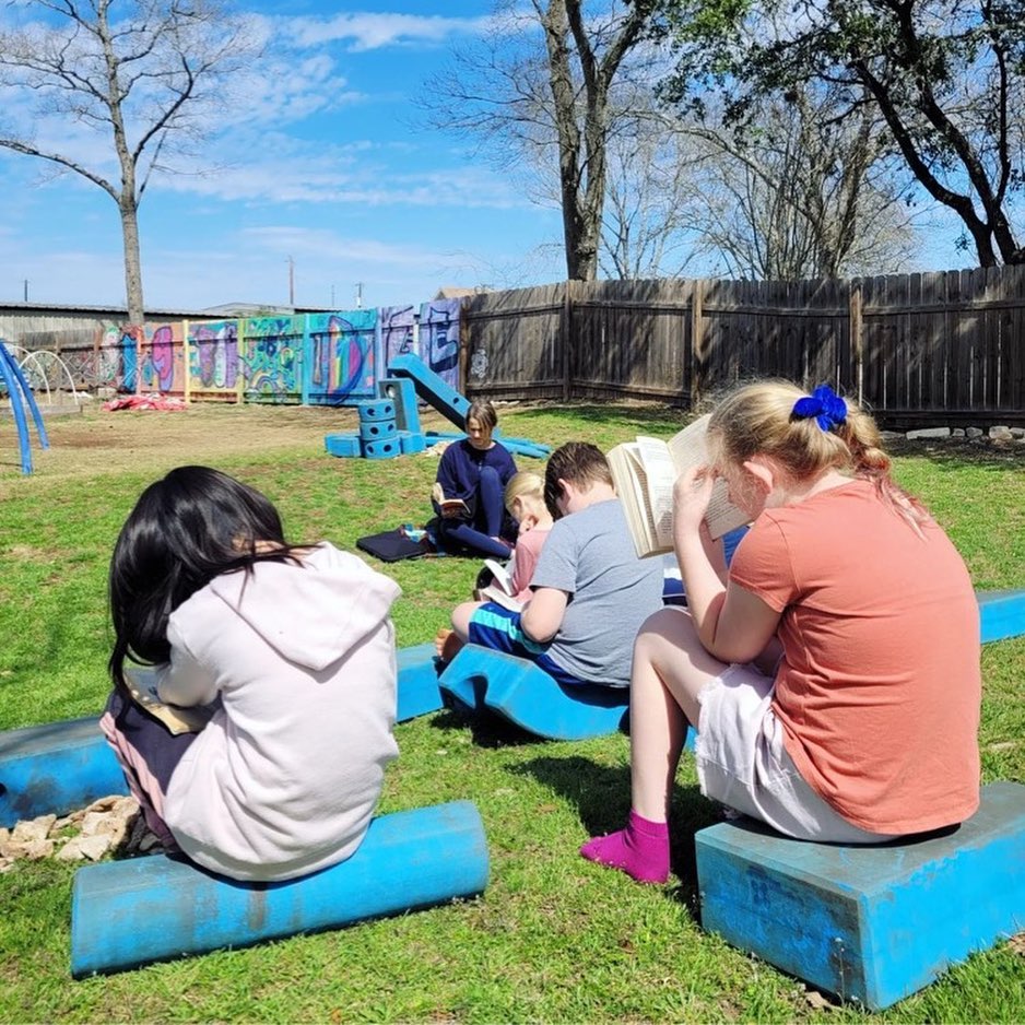 ImgPlayground's tweet photo. What a lovely day for our group reading!🌞 📚 📖
Big Blue Blocks provide comfy seating for some outdoor learning! Happy Friday 😁💙
#alternativelearning  #outdoorreading #loosepartsplay #playbasedlearning #imaginationplayground #bigblueblocks #outdoorclassroom https://t.co/htcWPu4SfS