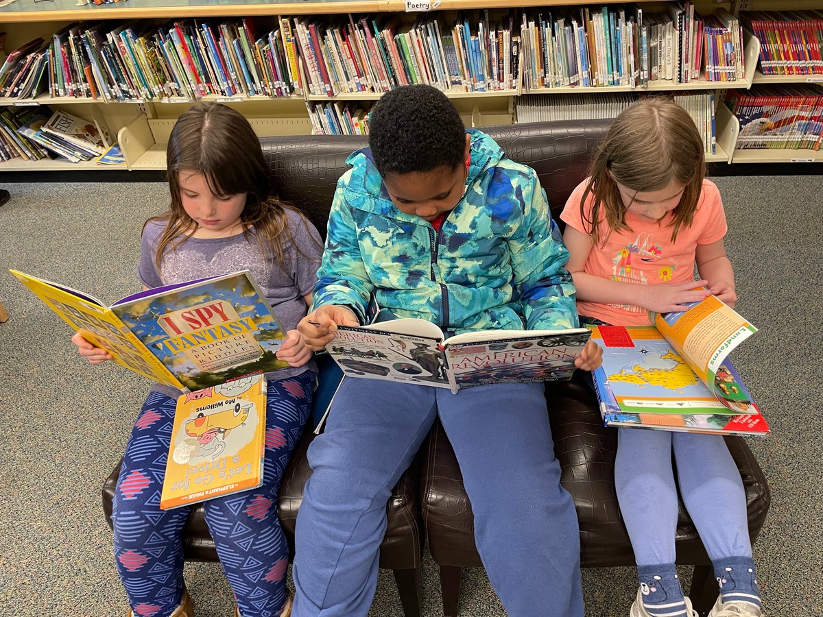 1RFirstGraders's tweet photo. We love Friday mornings at @RoosMelrose library!📚💕 https://t.co/d0nMA7ivNT