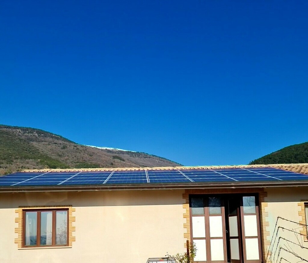 tilivini's tweet photo. 🌱☀️🌍 Ci impegnamo a rispettare non solo la #salute dei nostri clienti, ma anche quella del nostro territorio con l'istallazione da diversi anni di impianti fotovoltaici sui nostri fabbricati. 🌍☀️🌱

TiliWinery
---------------
🌱☀️🌍 We are committed… https://t.co/YiC0nuMuas https://t.co/4RYQYTM29E