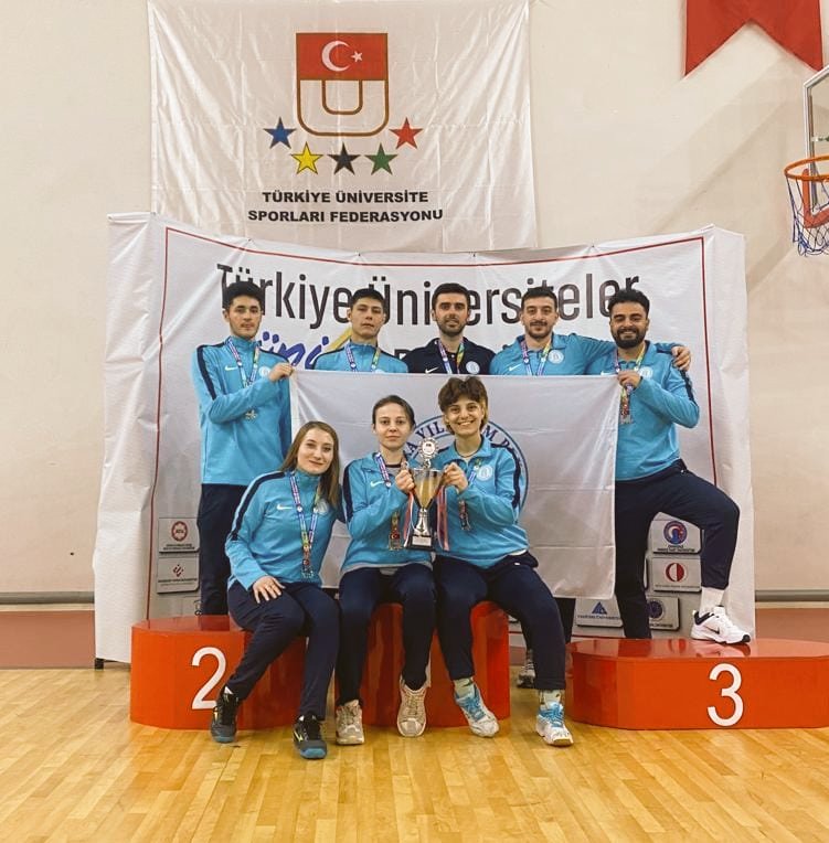 Karapinaryasar's tweet photo. Tüsf tarafından düzenlenen Ünilig Badminton 2. Liginde Ankara Yıldırım Beyazıt Üniversitesi olarak, 26 Üniversitesinin katılımı ile gerçekleşen turnuvayı 2.tamamladık. Sporcularımız zorlu mücadelelere rağmen çok iyi bir performans göstererek birinci lige yükselmeyi başardı. https://t.co/fswp5eLSAD