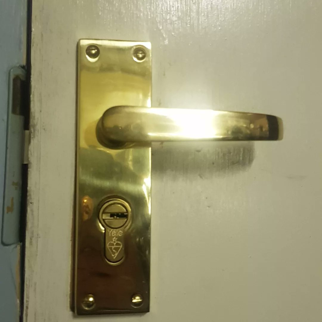 locksmith_lady's tweet photo. This mornings customer wanted to upgrade their locks so fitted 4 high security locks, swapped a mortice lock for a cylinder mortice and fitted new handles to accommodate the change. #FemaleLocksmith #MiltonKeynes #LeightonBuzzard https://t.co/em0M9uZMWL