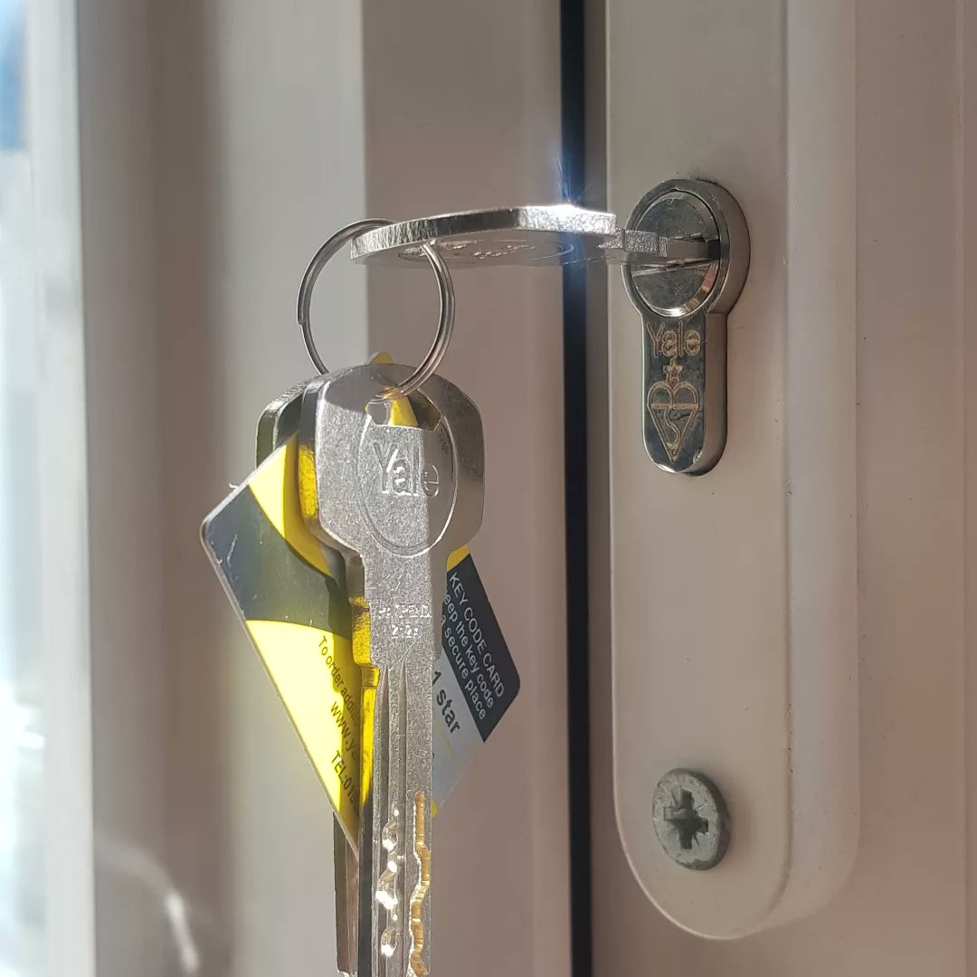 locksmith_lady's tweet photo. This mornings customer wanted to upgrade their locks so fitted 4 high security locks, swapped a mortice lock for a cylinder mortice and fitted new handles to accommodate the change. #FemaleLocksmith #MiltonKeynes #LeightonBuzzard https://t.co/em0M9uZMWL