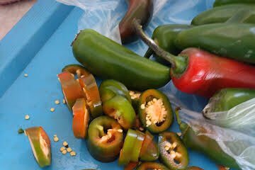 MrMacxonCSA's tweet photo. Estudiantes de sexto semestre de la asignatura de TSQ2, después de elaborar vinagre, decidieron preparar con el mimo, “chiles en vinagre”, para comercializarlos; una forma de ser emprendedores.
@AppleEDU @ColegioSnAngel_  #ADSinProcess #ColegioSnAngel #CSAPozaRica #Knotion https://t.co/Va10bHkynD