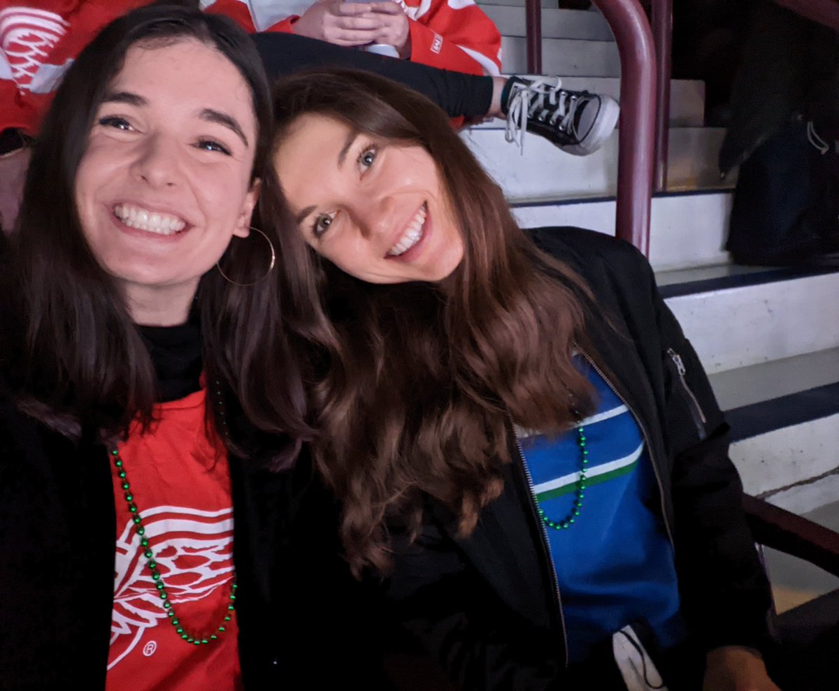 MichaelaKhan23's tweet photo. First Canucks game ✔️🔵🟢
Odd to be in the minority in #RedWings gear this time around 😂 
#MaskedAndVaxxed https://t.co/gId04ZvC4f