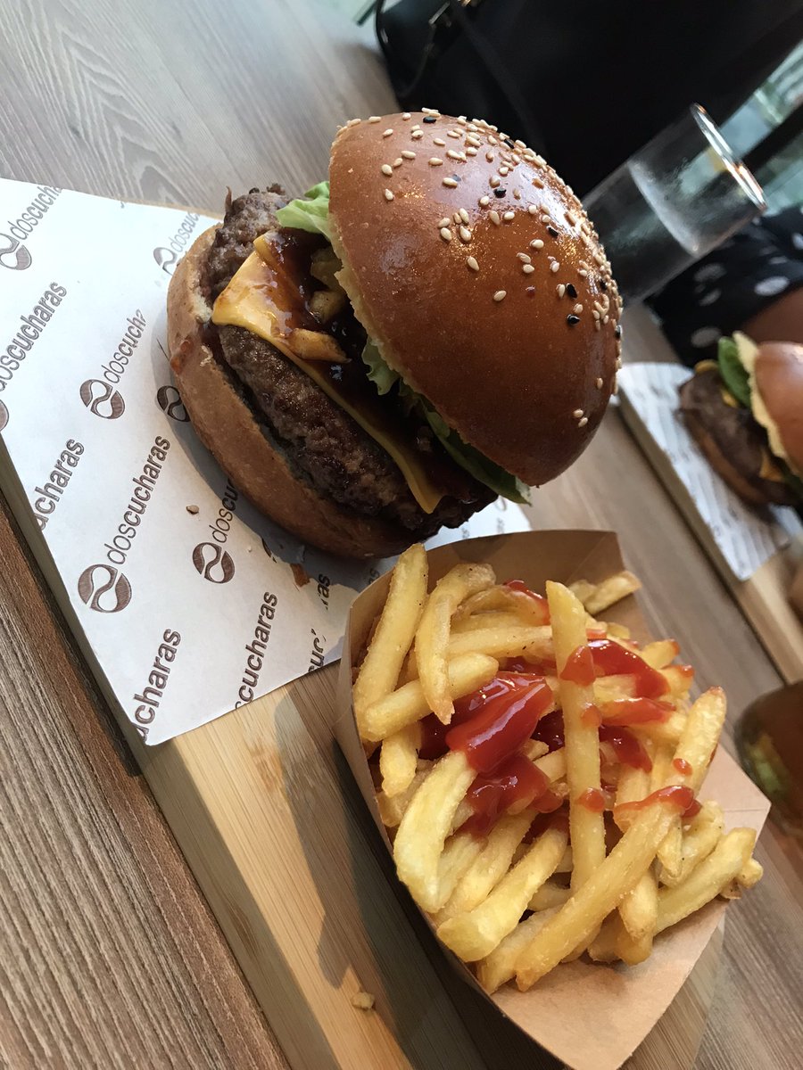 assilay_'s tweet photo. Ayer fui a probar hamburguesa de Doscucharas del BW y estaba súper deliciosa, el jam de bacon con dátiles le da un toque único, súper crujiente y además la atención del lugar muy buena 😁#BurgerWeek2022 https://t.co/vZkhsMZjQZ