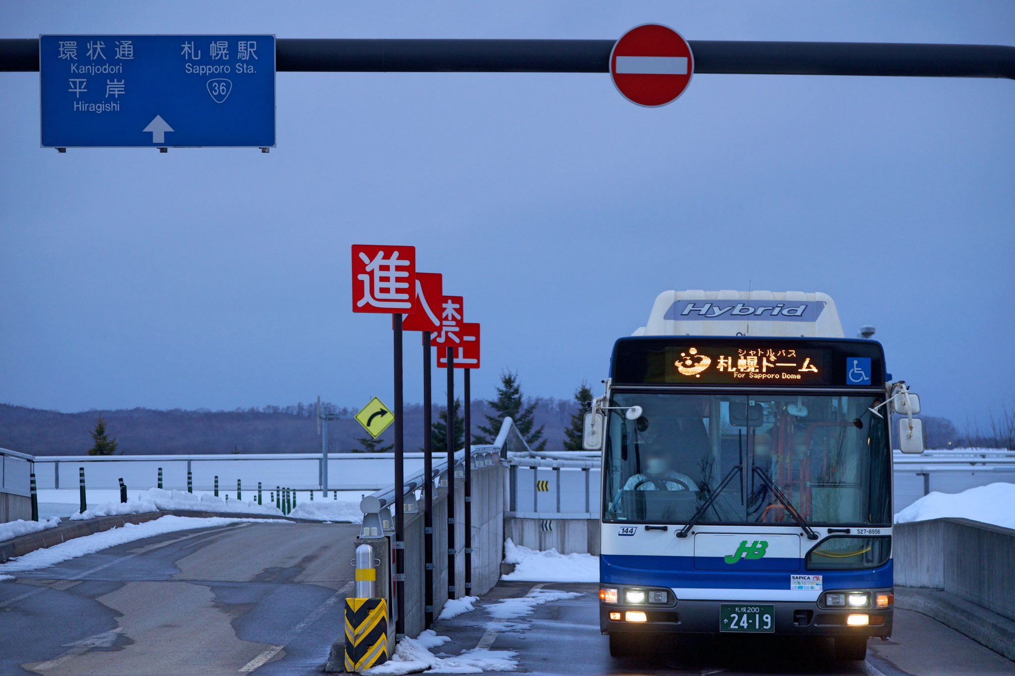 北海道バス図録 Sur Twitter 22 03 18 札幌ドームにて 平日であることから台数は少なめ 中でも注目を浴びるのが5441号車 おそらく初ドームシャトルバスに抜擢か また札幌営業所からはハイブリッド車が一台 写真外ですが1064号車も稼働していました T