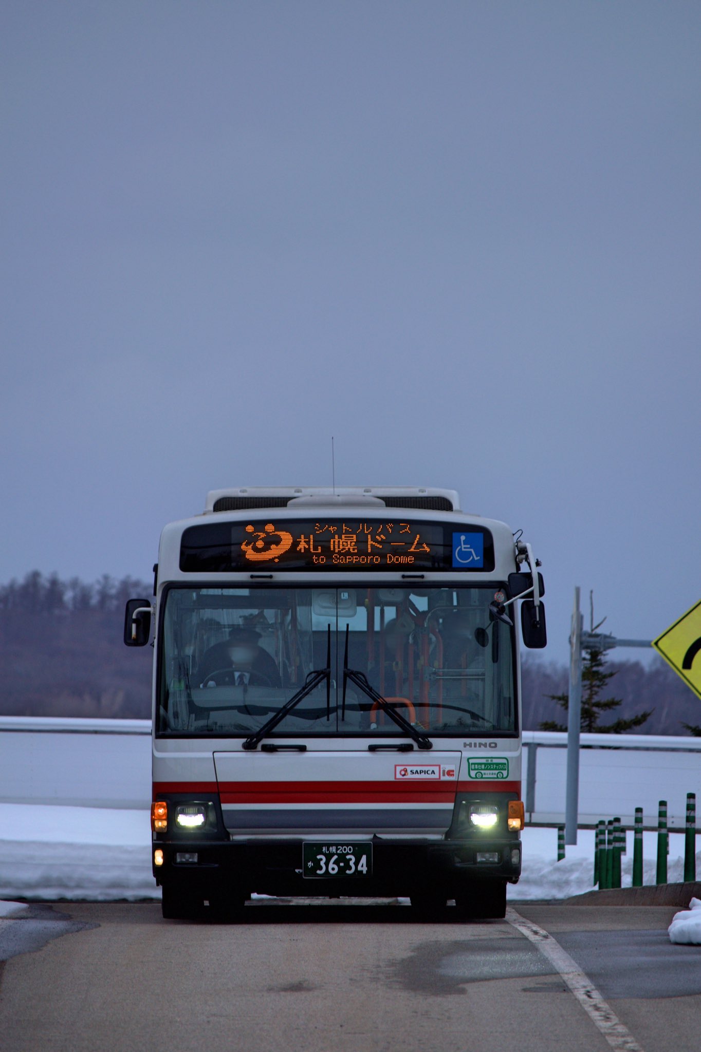 北海道バス図録 22 03 18 札幌ドームにて 平日であることから台数は少なめ 中でも注目を浴びるのが5441号車 おそらく初ドームシャトルバスに抜擢か また札幌営業所からはハイブリッド車が一台 写真外ですが1064号車も稼働していました T Co