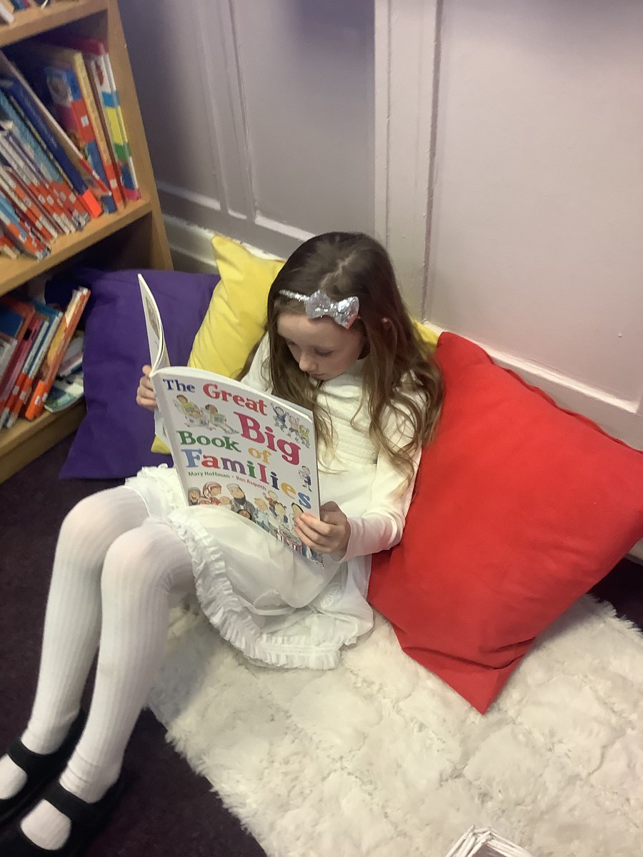 IPMATGawthorpe's tweet photo. Red books and red noses! #GCAyear3 https://t.co/qlmCR8Wfi9