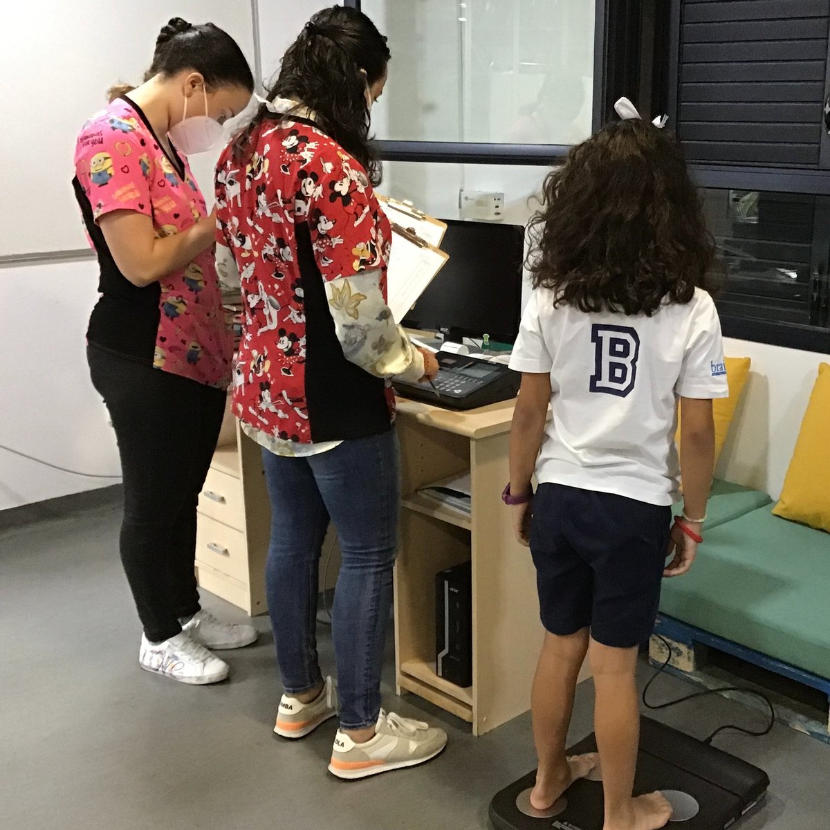 Colegio_Brains's tweet photo. Alumnos de Primaria de Brains Las Palmas participan en un estudio propuesto por @AcipCanarias sobre los efectos de una intervención de #EducacióNutricional, actividad física y hábitos de vida #saludables sobre el peso en niños con edades comprendidas entre los 6 y 9 años.🏃‍♀️🏃‍♂️🙌 https://t.co/BCZ7gJ9UcA
