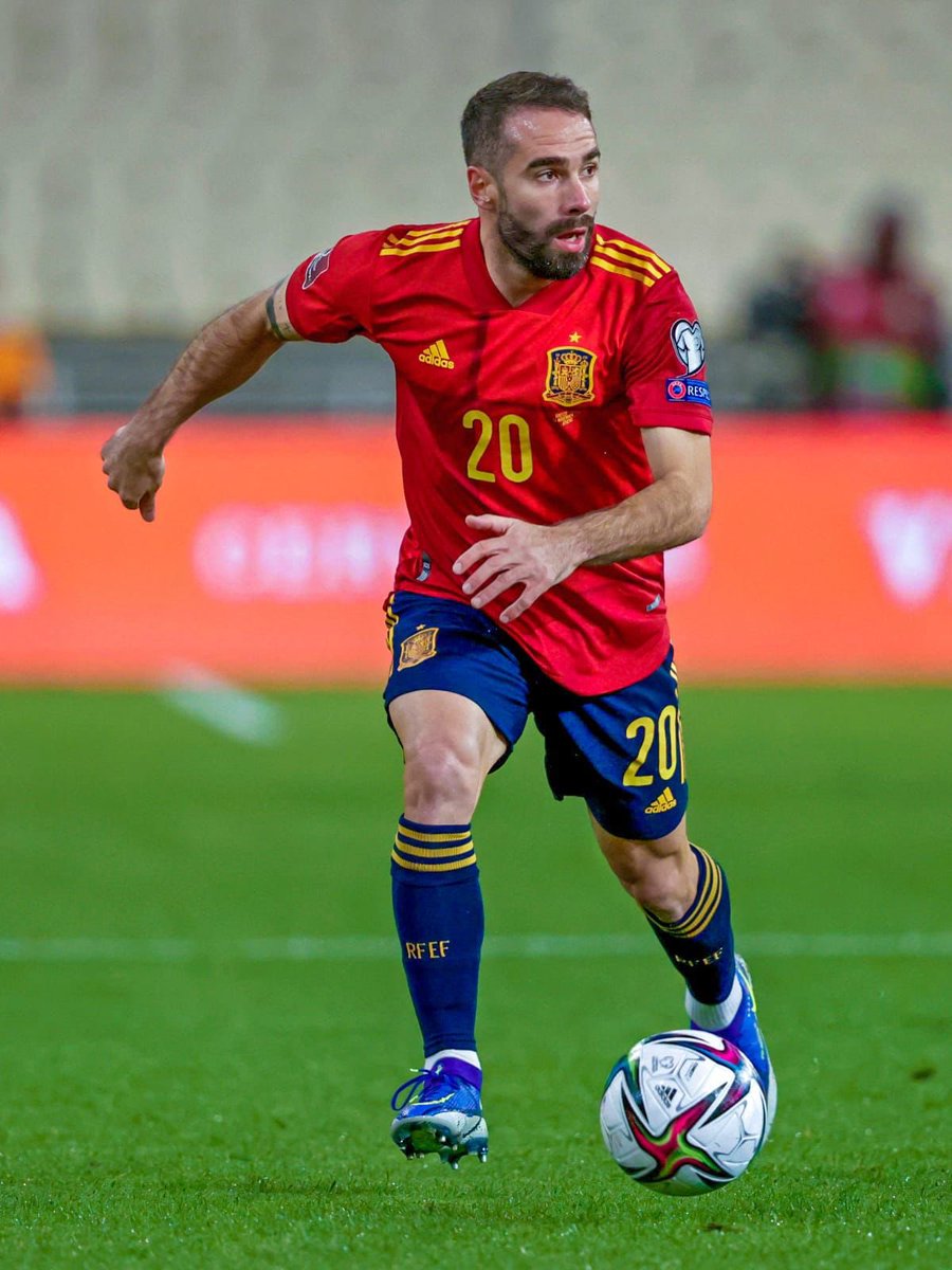 DaniCarvajal92's tweet photo. Emoción y orgullo cada vez que recibo la llamada de la @SeFutbol ❤️💛 https://t.co/cXi0CYQC6C