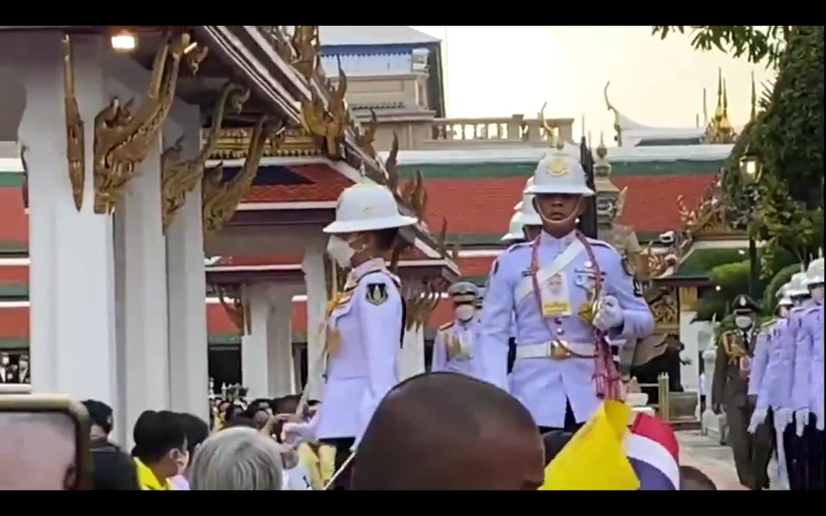 สมเด็จพระเจ้าลูกเธอ เจ้าฟ้าพัชรกิติยาภา นเรนทิราเทพยวดีฯ ทรงร่วมซ้อมริ้วขบวน ก่อนพิธีร่วมเสด็จ "ในหลวง-พระราชินี" พระราชดำเนินเสด็จ เปลี่ยนเครื่องทรงพระพุทธมหามณีรัตนปฏิมากร เป็นเครื่องทรงฤดูร้อน ณ วัดพระศรีรัตนศาสดาราม

#เรารักสถาบันพระมหากษัตริย์