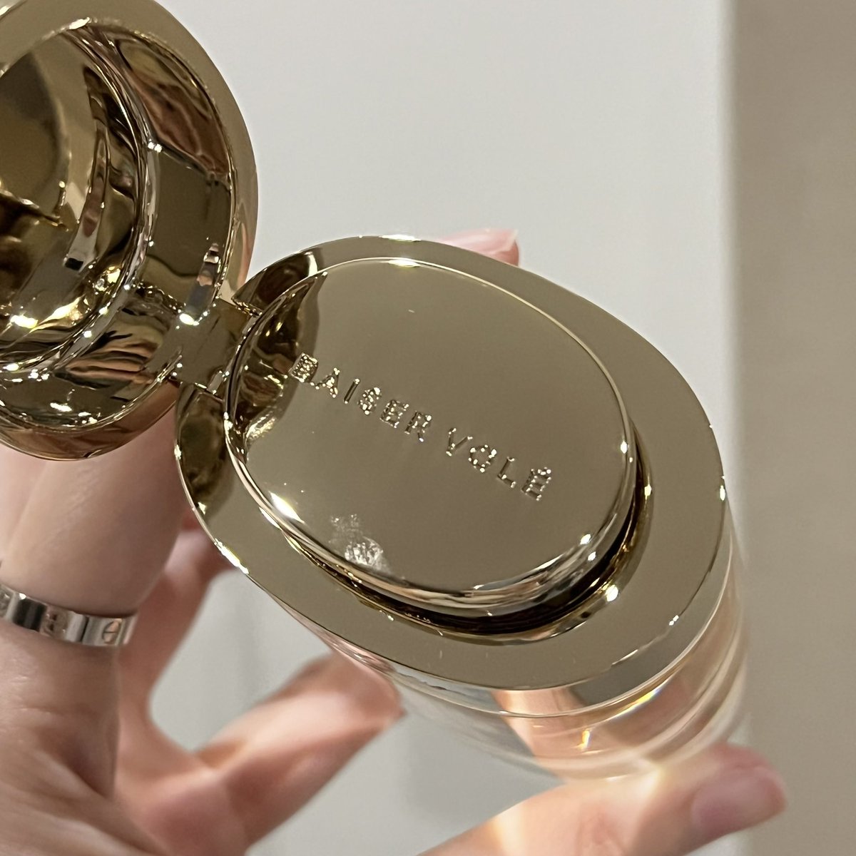 kkhwan's tweet photo. Cartier Baiser Volé ตอน sa เอามาให้แม่ดม คือหันขวับไปมองเลยอะ ว่ากลิ่นอะไร หอมมม Classy Powdery สุขุมแต่ก็ไม่ดูแก่ น่ารักมากกก  มีความ Spicy/green มาตัดความแป้ง/ดอกไม้ คือกลมกล่อมมาก กลิ่นแบบไม่ Synthetic เลย ชอบ 🫠✨ https://t.co/OhGn15525q