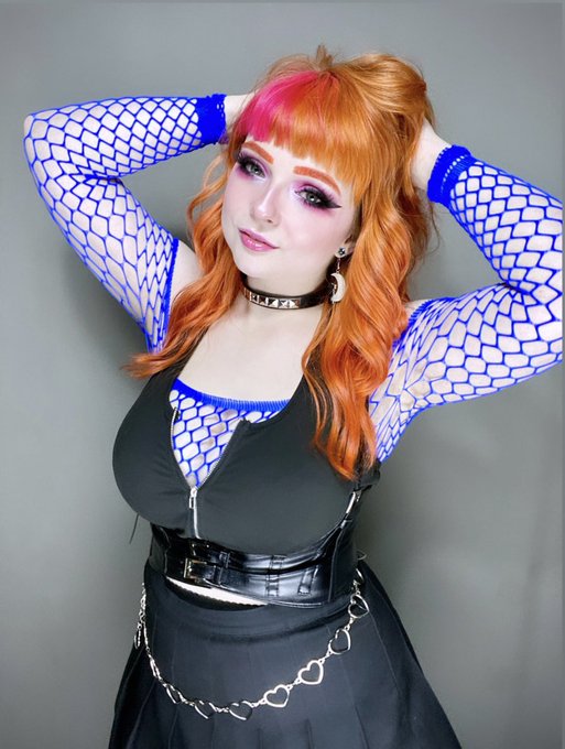 Fishnets are becoming my new fave ✨🍒🌙 https://t.co/0bCajDTnqu<a href="/tag/redheadsarehot"class="tags"><span>#redheadsarehot</span></a>