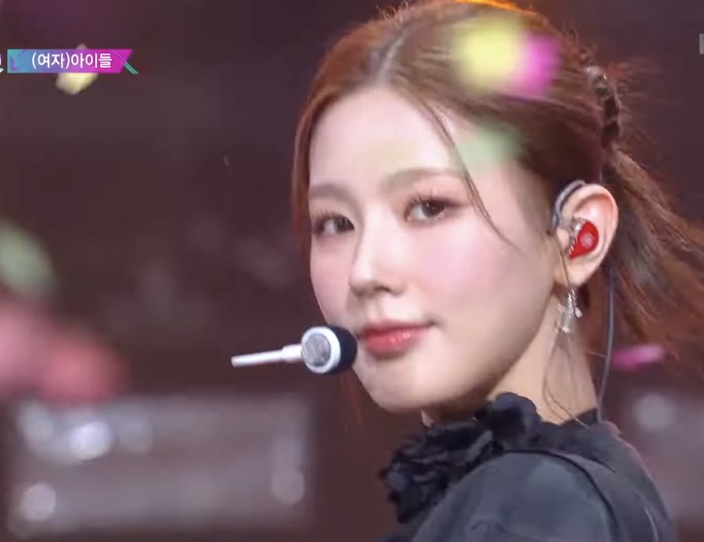 MYFASHlON's tweet photo. she's SO pretty https://t.co/420TBZf8jd