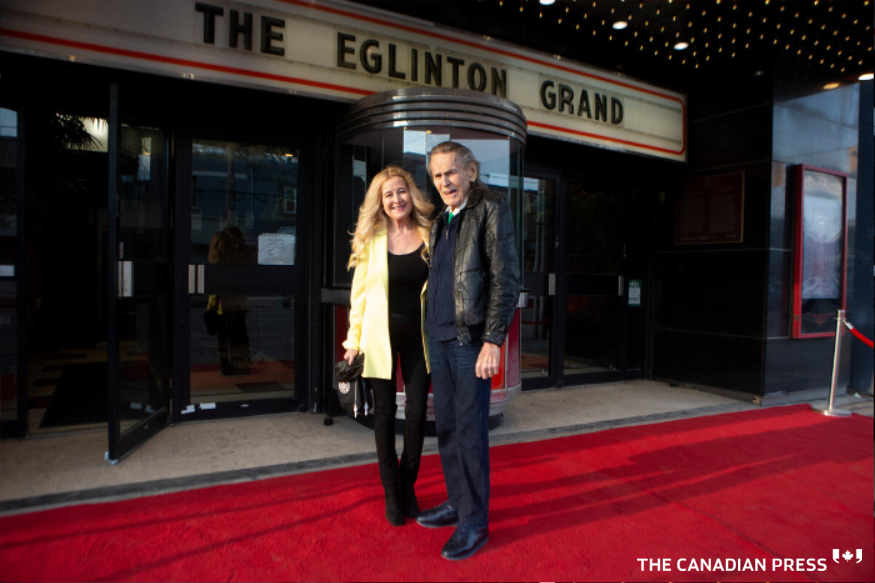 dfriend's tweet image. Gordon Lightfoot shows up to support "Lightheaded," a fan-made documentary about the living folk legend. 

The story from the Toronto premiere on Thursday night: bit.ly/37uHhZN