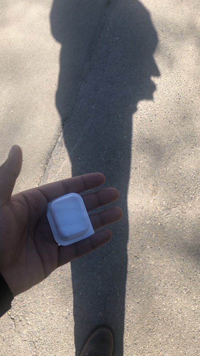 shattered909's tweet photo. j'ai confondu ma boite d'airpods avec une sauce mcdo https://t.co/o8JYbp77f1