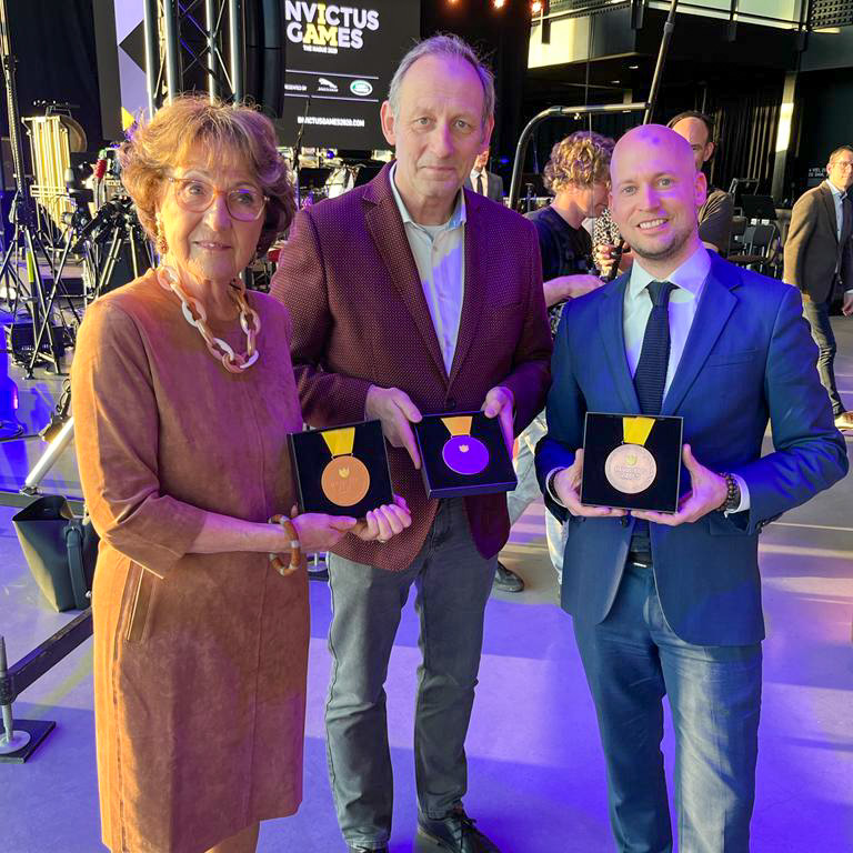Royal Dutch Mint (@royaldutchmint) on Twitter photo De KNM is de trotse sponsor van de medailles voor de
<a href="/InvictusGamesNL/">Invictus Games The Hague 2020</a> ! Vandaag ontving Prinses Margriet de eerste exemplaren in het Nationaal Militair Museum in Soesterberg, aan de vooravond van de 'Nacht van de Militaire Muziek' op deze locatie. #IG22 De KNM is de trotse sponsor van de medailles voor de
<a href="/InvictusGamesNL/">Invictus Games The Hague 2020</a> ! Vandaag ontving Prinses Margriet de eerste exemplaren in het Nationaal Militair Museum in Soesterberg, aan de vooravond van de 'Nacht van de Militaire Muziek' op deze locatie. #IG22