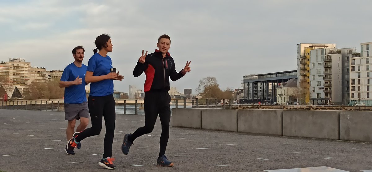 LMDSlefilm's tweet photo. #CJRUN @CJN
Sympa ce défilé de Néphro Stars, Moniteurs d'#APA qui courent sur la #Loire, aussi pétillants que dynamiques.
Ils sont prêts pour les prochains objectifs 🏃♂️ 🏃🏽♀️ RdV en Octobre pour le défi 'surprise' au congrès @com_SFNDT à Rennes.
#AllTheKidneyLadies #CJNeph #Running https://t.co/s6u6L0fMfO
