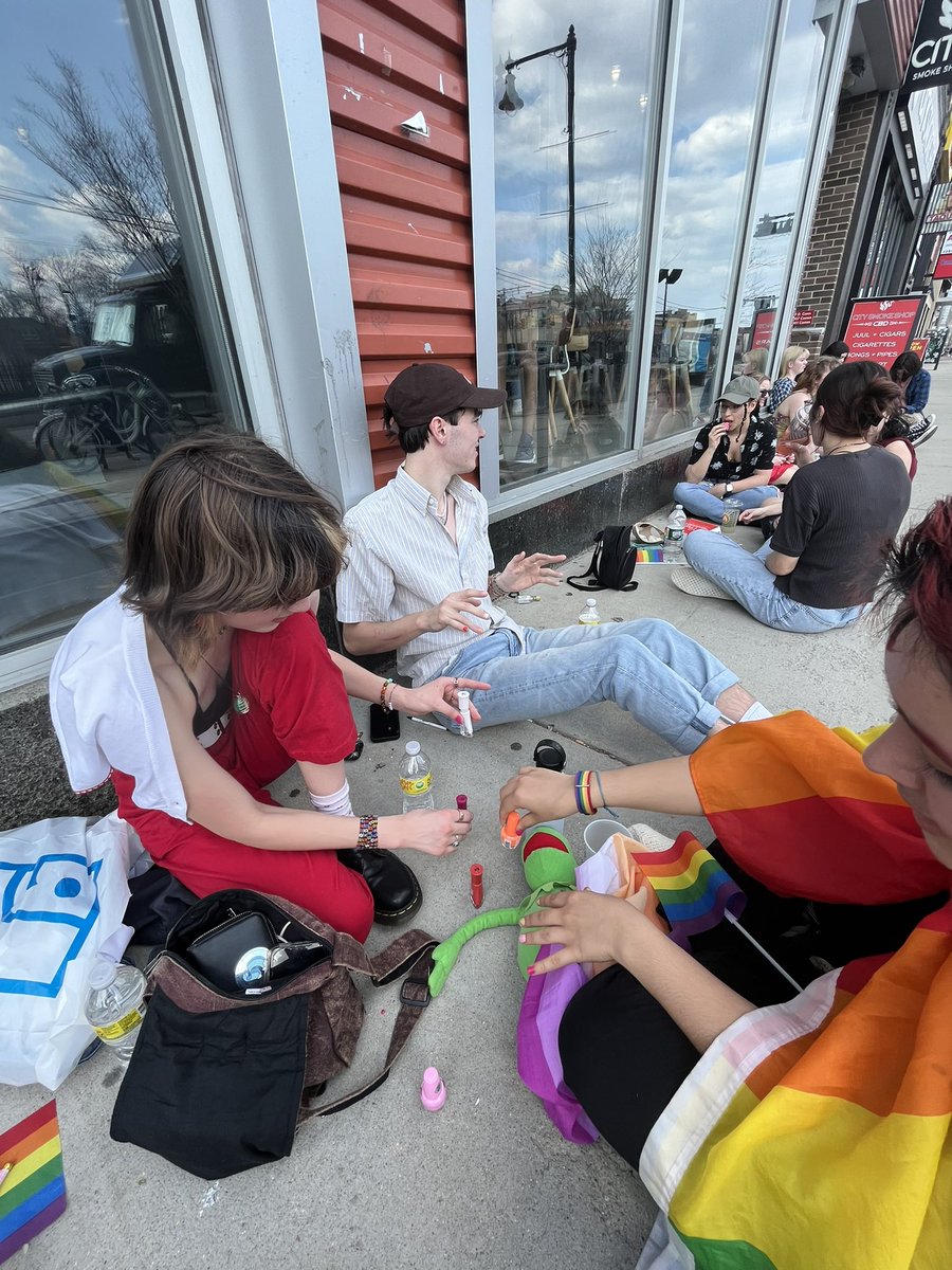 4evergirI's tweet photo. @_girlinred_ lesbian nail painting while we wait !!!!!!! https://t.co/ypOrjL6vF0