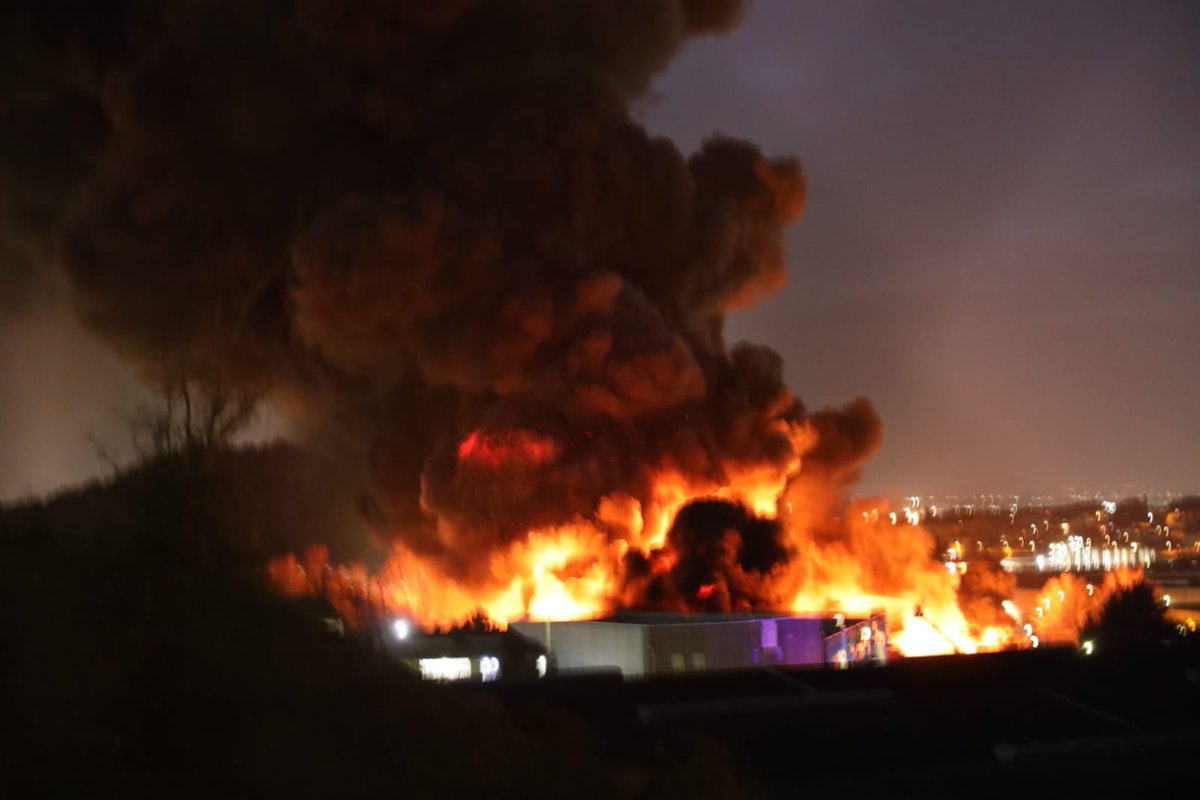 el9nou_vor's tweet photo. 🔴 Imatges de l’incendi que afecta una empresa de #Montornes. Foc totalment desenvolupat. Ha començat a l’exterior però ja afecta l’interior. No hi ha ferits, segons Bombers https://t.co/RlC80Nc2so