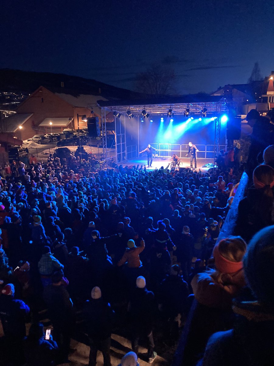 Åpningsshow Bama Alpinfestival på Ål. 800 alpinister fra 4-12 år. NRK Supernytt underholder fra scenen. Stor stemning etter 2 år coronastopp. Narvik i Nord til Nord-Makedonia i sør