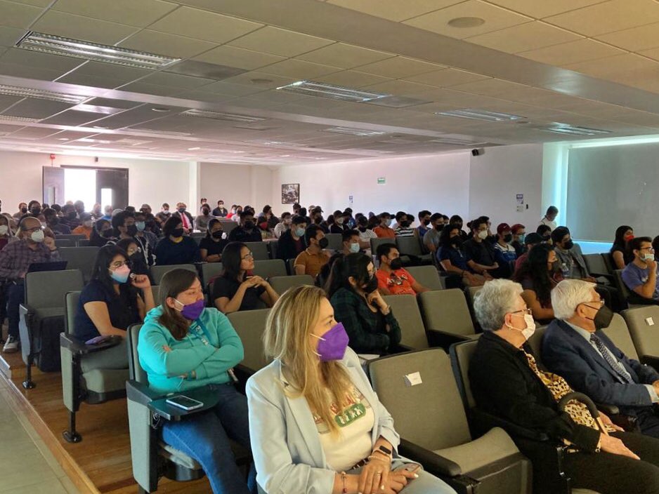 La <a href="/DraCrisCortinas/">Dra. Cristina Cortinas</a> impartió una conferencia en la <a href="/UNAQmx/">UNAQ</a>, sobre 
#EconomíaCircular en México y el Mundo.
🌎⭕️🔄🌱
La acompañaron Marisol Guerrero, asesora de economía circular y Daniel Hérnandez, director del @autoqrocluster.
