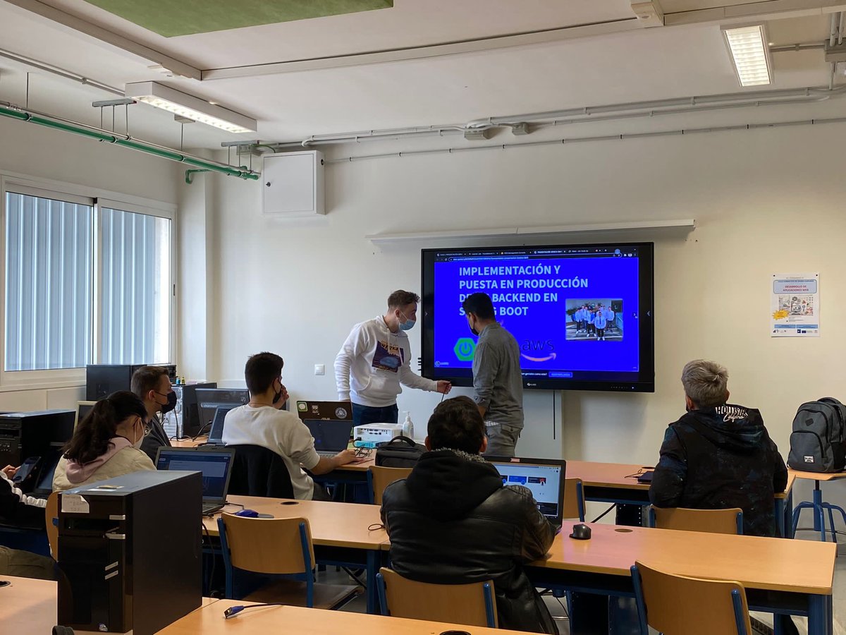 IESFernandoIII's tweet photo. Hoy los alumnos de los ciclos de informatica del @IESFernandoIII han disfrutado de un gran taller de implementación de un Backend con Spring Boot. Gran nivel el de los ponentes, alumnos de 2DAM que la próxima semana empiezan sus prácticas. Gracias!!! #springboot #Backend https://t.co/BkToXpxxcj