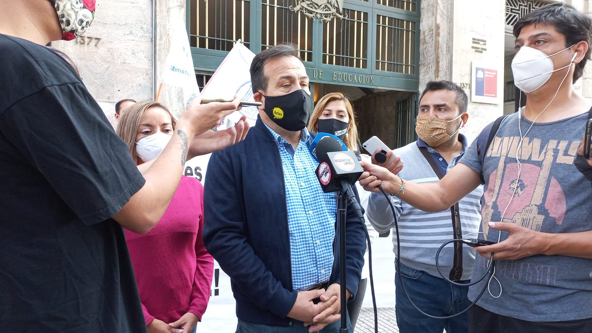 fenaedup's tweet photo. 👉Hoy como Fenaedup acompañamos a los trabajadores y trabajadoras de Junaeb, 
@afaebnac , hasta el Mineduc, para exigir la salida del director nacional de @EquipoJUNAEB , Jaime Tohá. 📣 Este es un servicio esencial que no se puede seguir privatizando. ¡¡Fuera Tohá!!! https://t.co/YiveGUVDzF