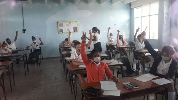 MaricelCastell9's tweet photo. Los educandos de la Especialidad Maestro Primario, de la Escuela Pedagógica Antonio Maceo en #PalmaSoriano recibiendo la asignatura de Fundamento de Pedagogía con calidad. #CubaMined #Santiago #dpeStgo #PalmaAvanzaYCrece https://t.co/3o1odRQ5CT