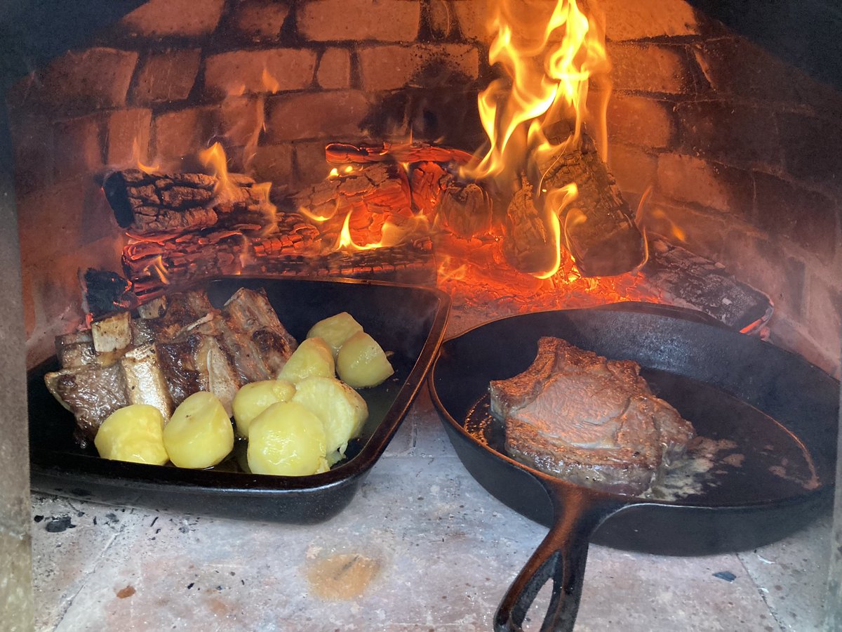 First firing in the pizza oven since Christmas Day. I’m hungry now 😀
