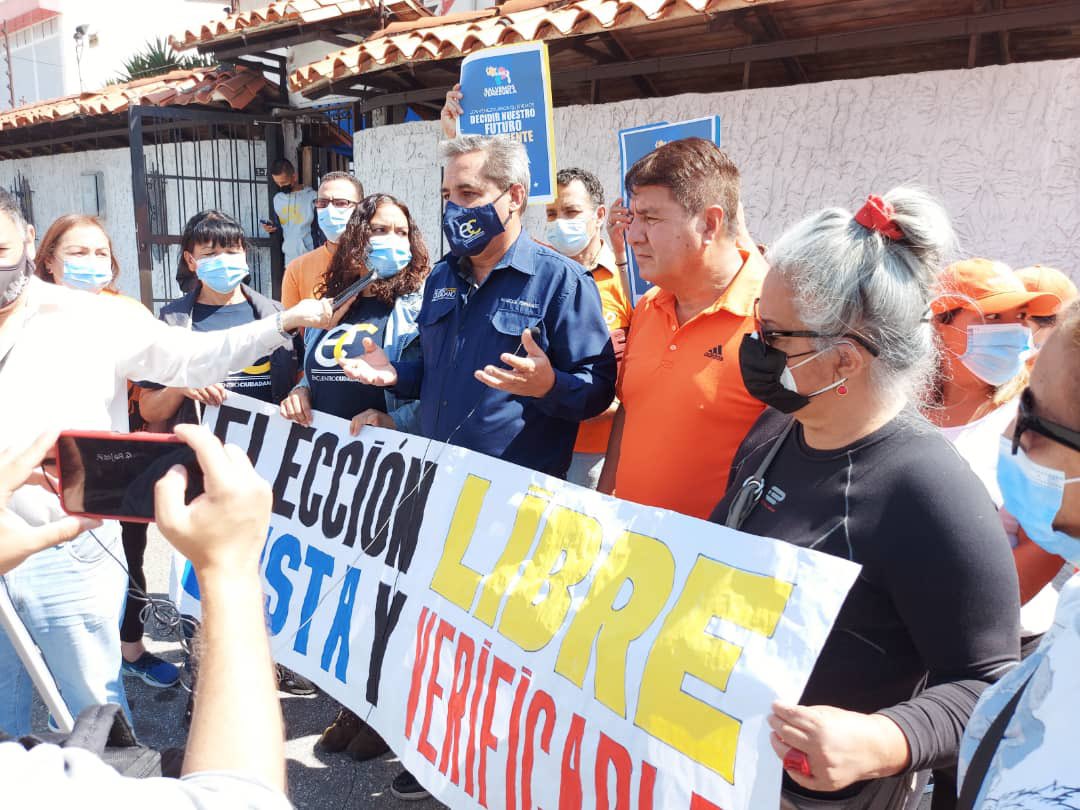 LubinDiaz's tweet photo. Hoy en Merida nos movilizamos al CNE, exigiéndole a la dictadura que tiene fecha de vencimiento, elecciones Presidenciales y de la AN antes del 2024.Queremos el cronograma electoral y un CNE imparcial; es nuestro deber y responsabilidad solicitarlo
#PresidencialesParaSalvarAVzla https://t.co/h4wtOiheWp