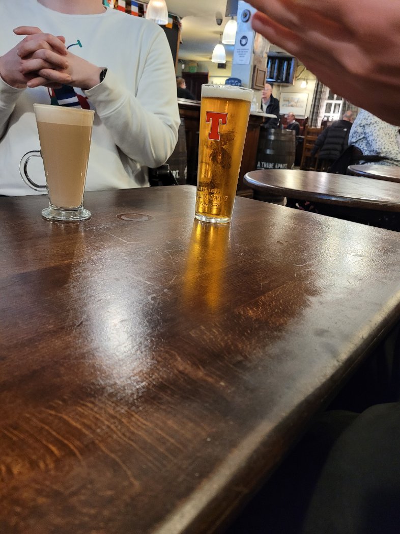 Einsith's tweet photo. @DagurBollason Jújú flott twitt hjá þér Dagur og allt það. En ég er mættur með stóra T-ið á The Aragon í Glasgow. How do you like them apples? https://t.co/qiivoI8n3b