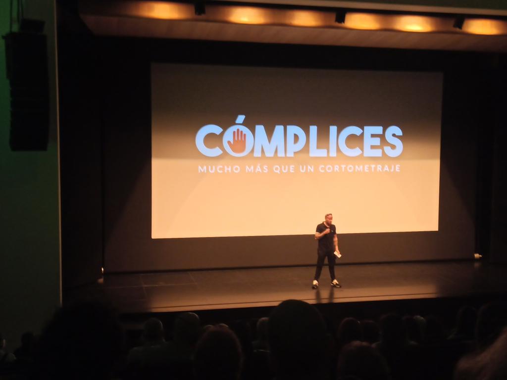 TousetLopez's tweet photo. Hoy en Alcobendas he podido ver ¡por fin! el cortometraje @ElComplices, me ha dejado sin aliento y roto. Una mezcla de orgullo por el trabajo de una persona tan grande como es Rubén Guindo y poder llamarle amigo. Y por otro lado el nudo en la garganta por lo duro de la historia https://t.co/AoLSAOqFUa