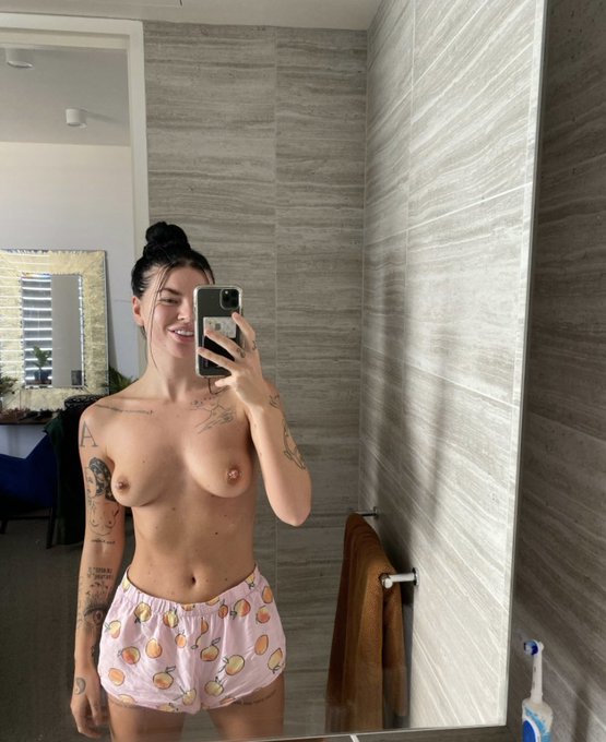 Watch Beth Spiby's leaked NSFW photo on TwXstars