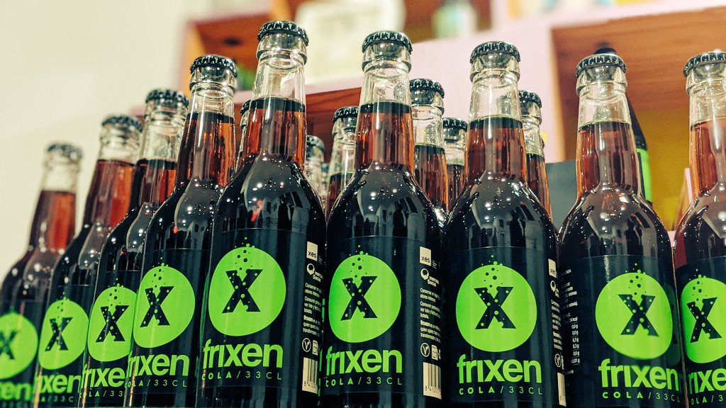 igoiz17's tweet photo. "La #frixen se ha hecho mayor. Hemos crecido en todos los sentidos". Fue en 2012 cuando por vez primera pudimos saborear este refresco de cola ético nacido desde de la #EconomíaSolidaria. Hoy en @birostabar, su casa, han presentado los cambios: https://t.co/7B957ujWYX https://t.co/ucyXO0yGBX
